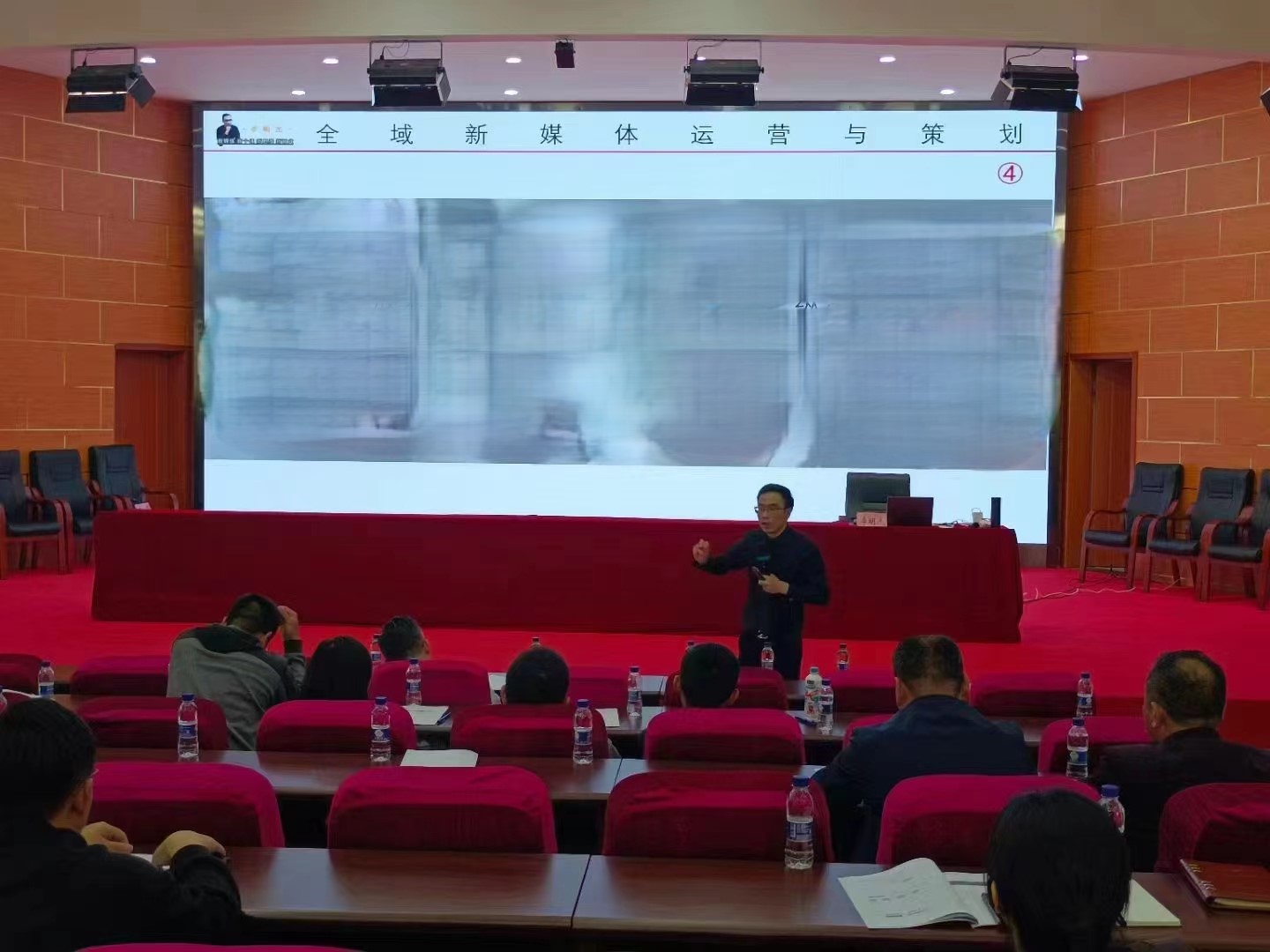 李明杰老師為崗埠農場講授《全域新媒體與短視頻直播運營》課程 李明杰老師為崗埠農場講授《全域新媒體與短視頻直播運營》課程